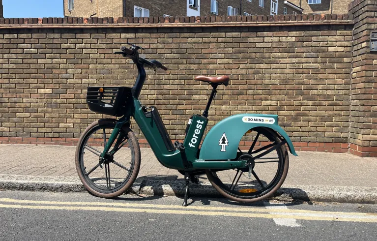 Dockless e-bike on London street