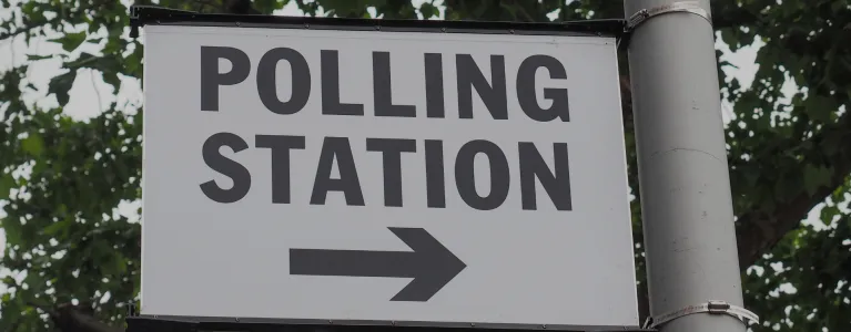 Photo of sign of direction to Polling Station with arrow pointing to the right