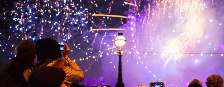 Audience enjoys the London New Year's Eve fireworks
