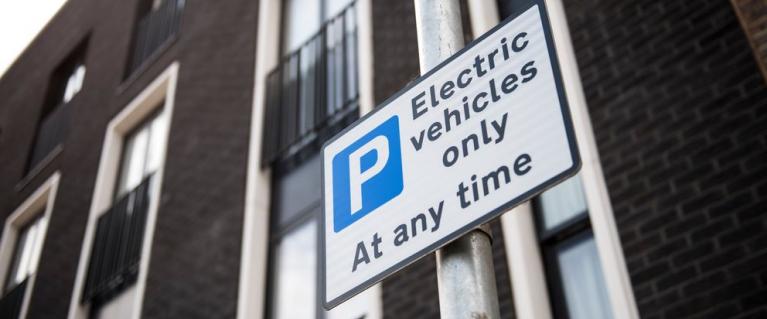 EV parking sign 2x1
