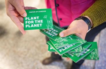 Person giving away free seeds to Londoners