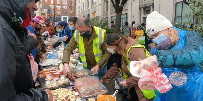 Volunteer To Feed Homeless
